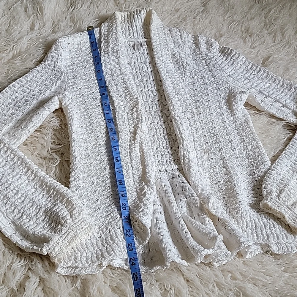 Madison Petite Crochet Open Weave Knit Balloon Sleeve Cardigan with Ruffle Back - Picture 7 of 9